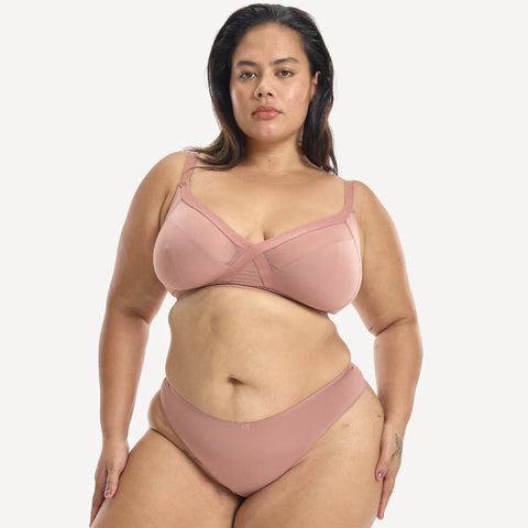 Model wearing a Nala bra and the Classic Gee in dusty pink